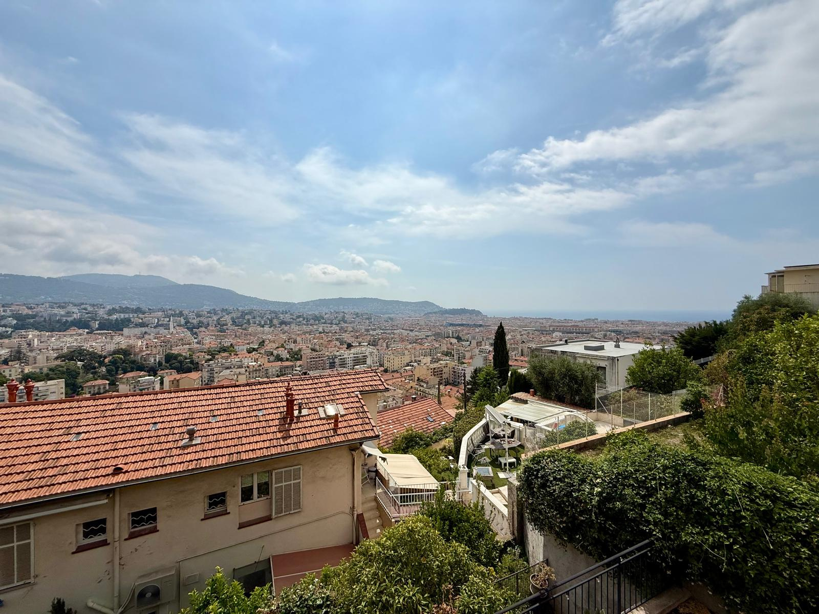 NICE / MANTEGA RIGHI   Maison avec vue mer, deux appartements indépendants et terrain de 500 m2