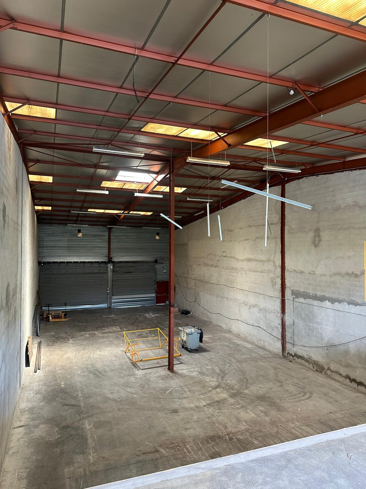 Location   Local professionnel   Zone industrielle de Carros   420 m2